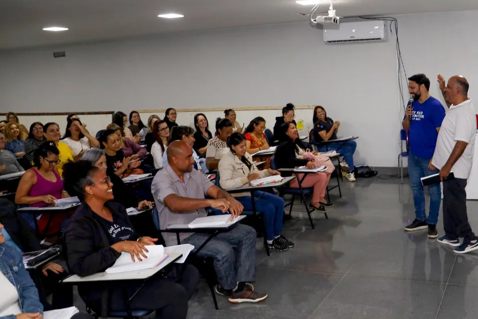 Participantes atentos durante uma aula do projeto