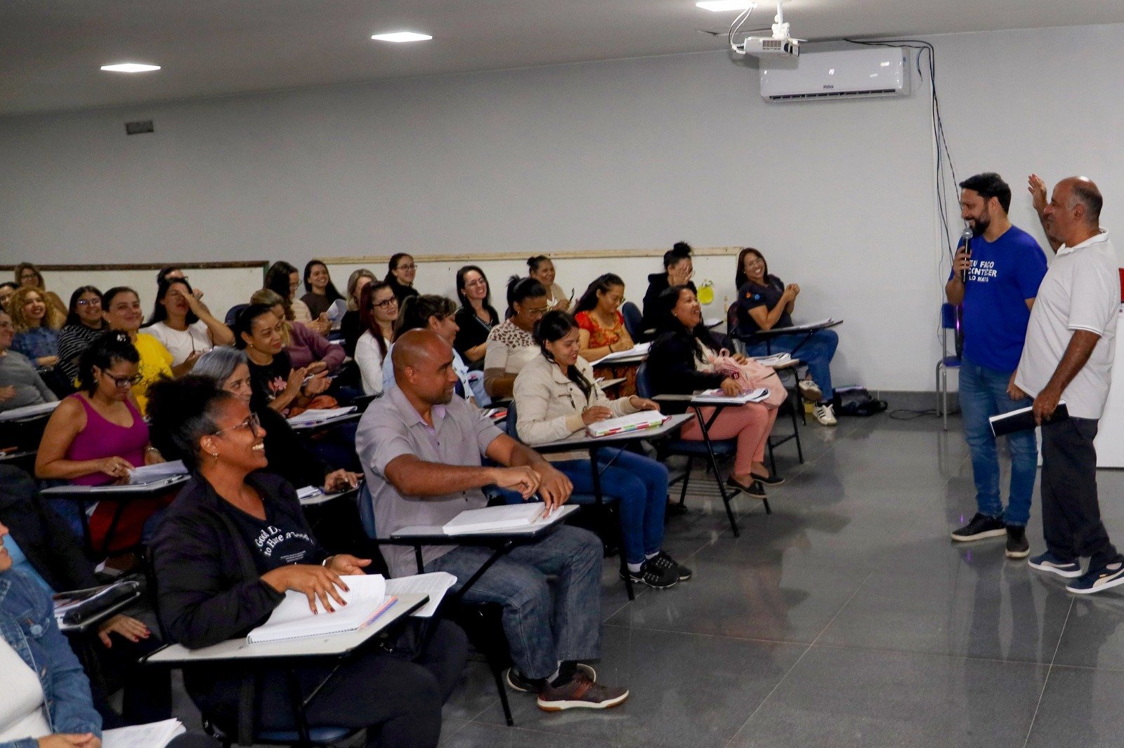 Professor Léo Matos conversa com participantes durante uma aula